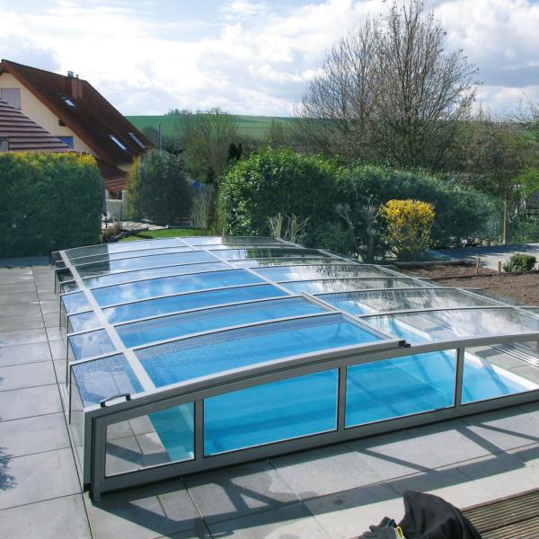Abri de piscine bas coulissant angulaire avec verre sécurité - modèle Carat Juralu
