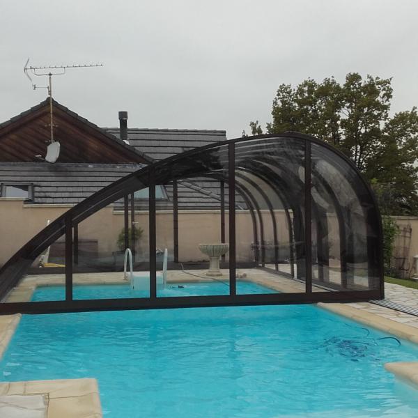 Abri de piscine asymétrique et entièrement coulissant vitrage polycarbonate transparent
- allée de circulation intérieur à droite - modèle Exclusiv Juralu