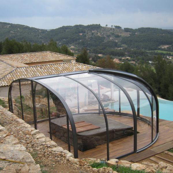 Abri de spa indépendant extérieur avec demie rotonde coulissante - vitrage transparent  - modèle Sublim Juralu
