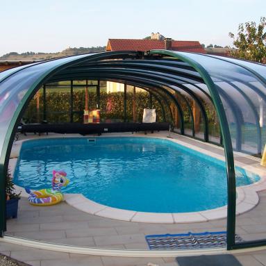 Abri de piscine haut résidentiel télescopique avec demie rotonde coulissante en extrémité I Modèle d'abri haut JURALU
