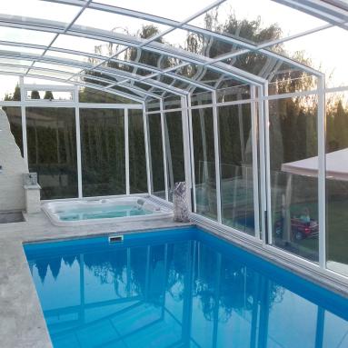 Abri de piscine adossé type véranda angulaire transparente I Version coulissante I Modèle d'abri véranda contre maison JURALU
