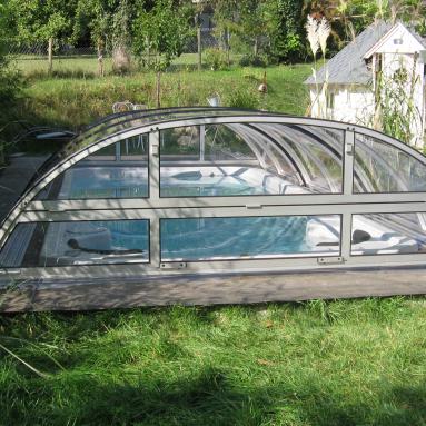 abri de spa de nage cintré télescopique dans jardin I Modèle Vision Esprit I Réalisation Voroka -Juralu

