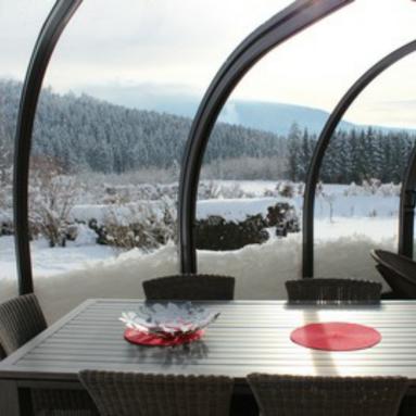 Abri de terrasse 3 saisons vue de l'interieur en hiver avec neige I Modèle Saphir Juralu
